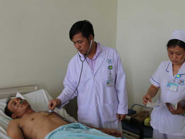 Cùng vợ sắp cưới đến nhà tình địch nói chuyện, bị đâm lén thủng tim