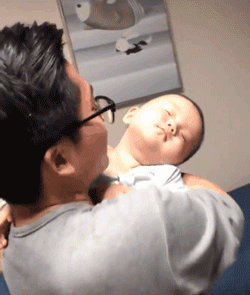 Cần gì Cá tháng Tư khi trẻ luôn có những cú lừa ngoạn mục: Đã ngủ say lắm rồi nhưng khi đặt xuống giường thì thế này