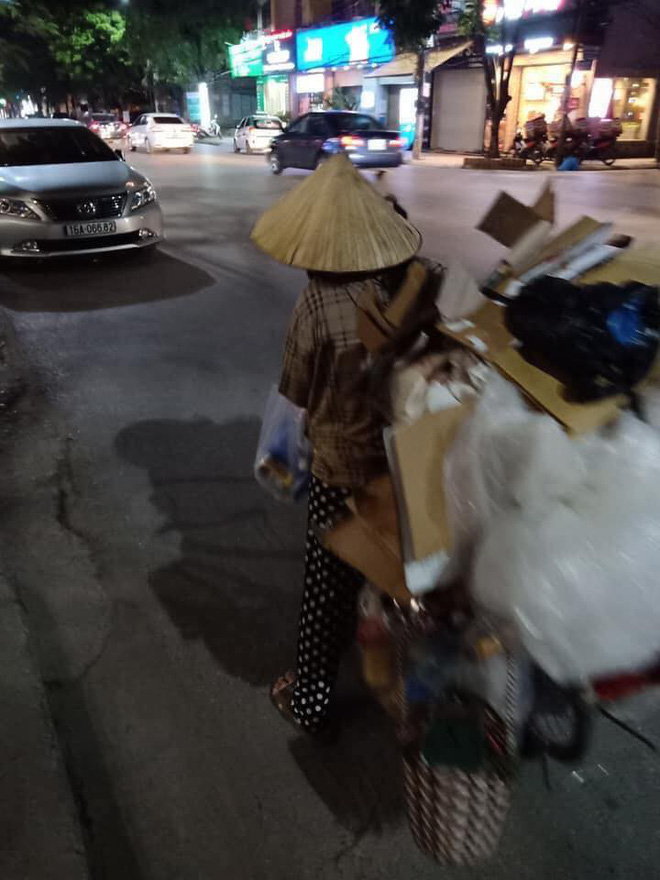 Mẹ bầu vất vả địu con đi nhặt rác kiếm sống và câu nói khiến nhiều người xấu hổ tự nhìn lại