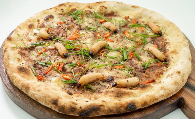 Chuyện quái gì cũng có thể xảy ra: Hà Nội xuất hiện pizza đuông dừa bò lổm ngổm gây bàng hoàng