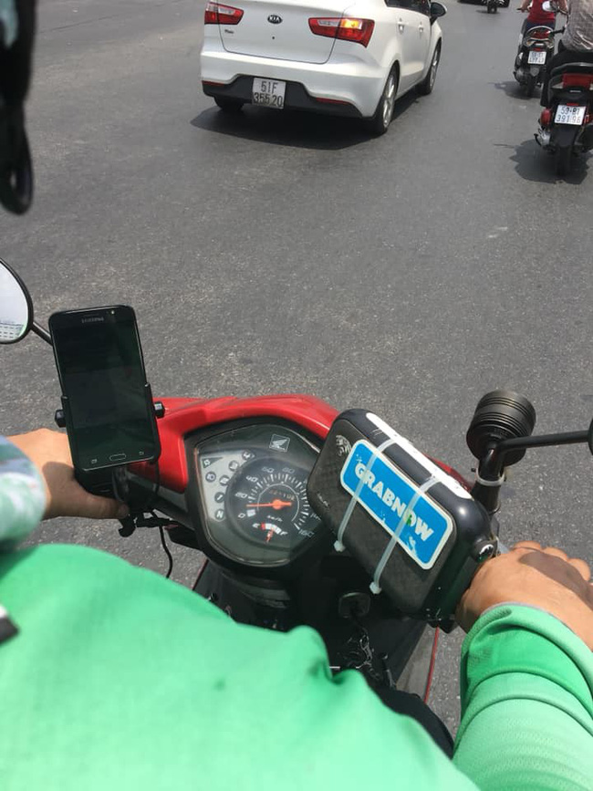 Anh tài xế được phong tặng danh hiệu chàng trai vàng trong làng Grab bởi hành động siêu dễ thương này