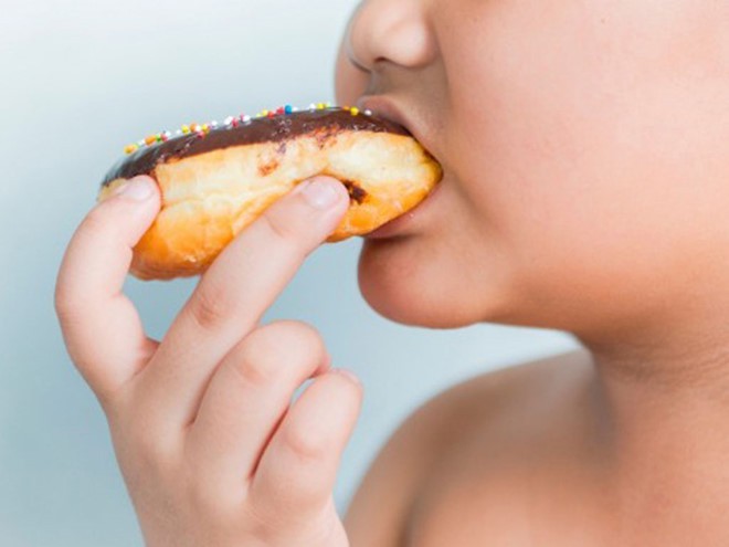 Trẻ mắc tiểu đường tăng cao, nhiều bé phải tiêm hàng ngày: Dấu hiệu cần đưa trẻ đi khám