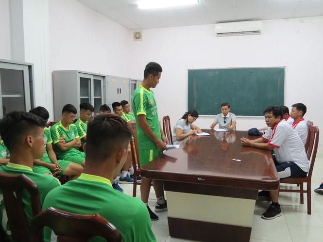 Cầu thủ Cần Thơ sút bóng vào lưới nhà sẽ nhận án phạt nặng