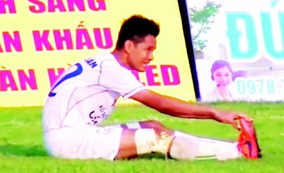 Cầu thủ Cần Thơ sút bóng vào lưới nhà sẽ nhận án phạt nặng