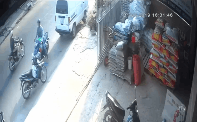 Video: Thanh niên lao như bay, húc trúng Exciter và đâm méo đuôi ô tô