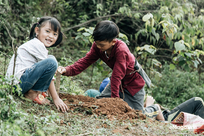 Lên bản Bống Hà gặp cậu bé đạp xe 100km thăm em: Vì vạn sự đều có bắt đầu và kết thúc, chỉ có anh em mình luôn luôn bên nhau