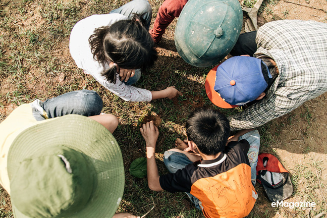 Lên bản Bống Hà gặp cậu bé đạp xe 100km thăm em: Vì vạn sự đều có bắt đầu và kết thúc, chỉ có anh em mình luôn luôn bên nhau