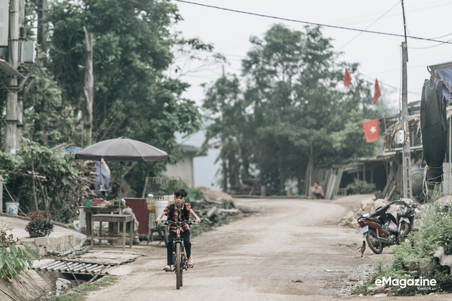 Lên bản Bống Hà gặp cậu bé đạp xe 100km thăm em: Vì vạn sự đều có bắt đầu và kết thúc, chỉ có anh em mình luôn luôn bên nhau
