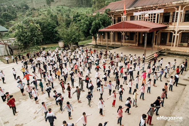 Lên bản Bống Hà gặp cậu bé đạp xe 100km thăm em: Vì vạn sự đều có bắt đầu và kết thúc, chỉ có anh em mình luôn luôn bên nhau