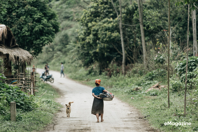 Lên bản Bống Hà gặp cậu bé đạp xe 100km thăm em: Vì vạn sự đều có bắt đầu và kết thúc, chỉ có anh em mình luôn luôn bên nhau