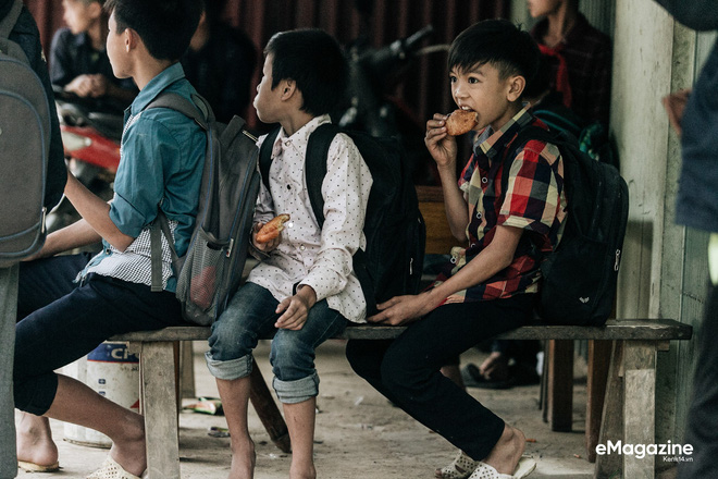 Lên bản Bống Hà gặp cậu bé đạp xe 100km thăm em: Vì vạn sự đều có bắt đầu và kết thúc, chỉ có anh em mình luôn luôn bên nhau