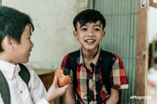 Lên bản Bống Hà gặp cậu bé đạp xe 100km thăm em: Vì vạn sự đều có bắt đầu và kết thúc, chỉ có anh em mình luôn luôn bên nhau