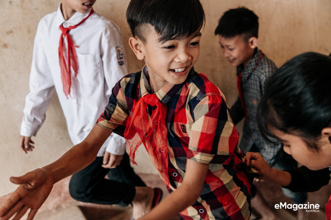 Lên bản Bống Hà gặp cậu bé đạp xe 100km thăm em: Vì vạn sự đều có bắt đầu và kết thúc, chỉ có anh em mình luôn luôn bên nhau