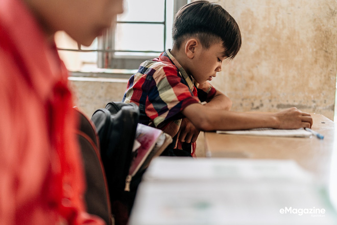 Lên bản Bống Hà gặp cậu bé đạp xe 100km thăm em: Vì vạn sự đều có bắt đầu và kết thúc, chỉ có anh em mình luôn luôn bên nhau