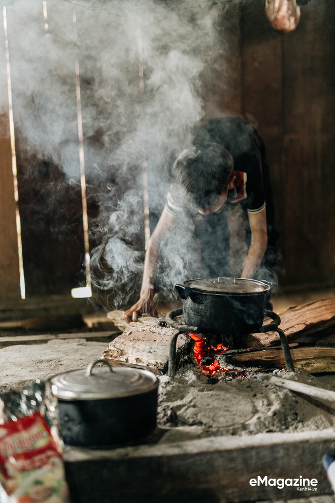 Lên bản Bống Hà gặp cậu bé đạp xe 100km thăm em: Vì vạn sự đều có bắt đầu và kết thúc, chỉ có anh em mình luôn luôn bên nhau