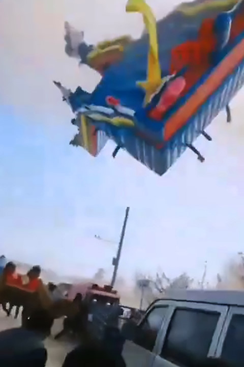 Kinh hoàng cơn lốc dữ thổi tung nhiều trẻ em trong lâu đài hơi lên không trung