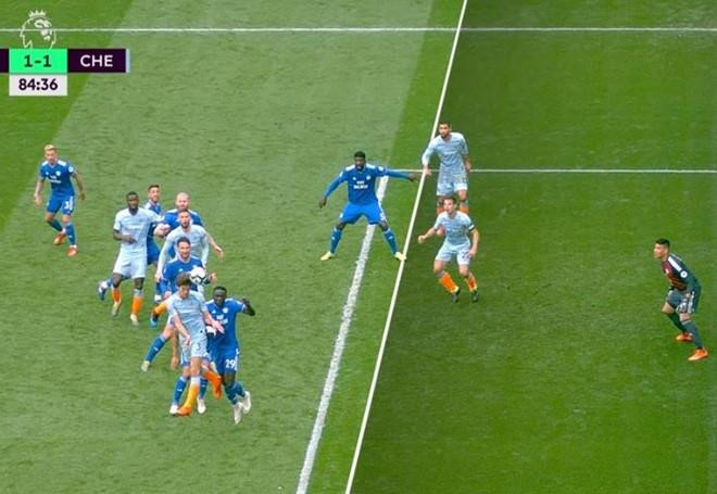 Cay cú trọng tài, HLV Cardiff tuyên bố dùng đội U23 đá với Man City