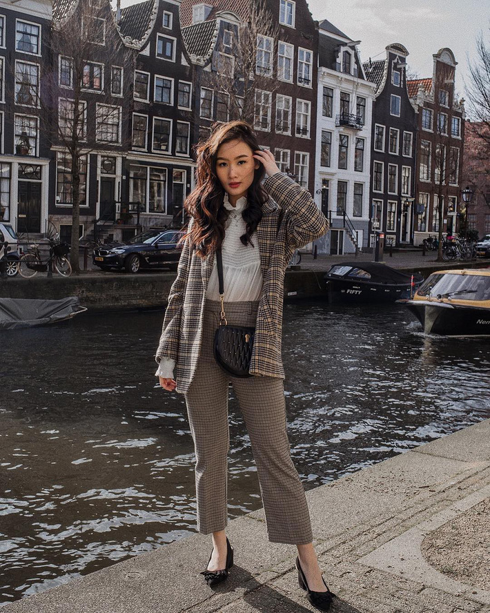 Nàng công sở cứ tưởng mặc đồ theo style sang xịn khó lắm, nhưng hóa ra lại cực dễ nếu học theo 15 set đồ dưới đây