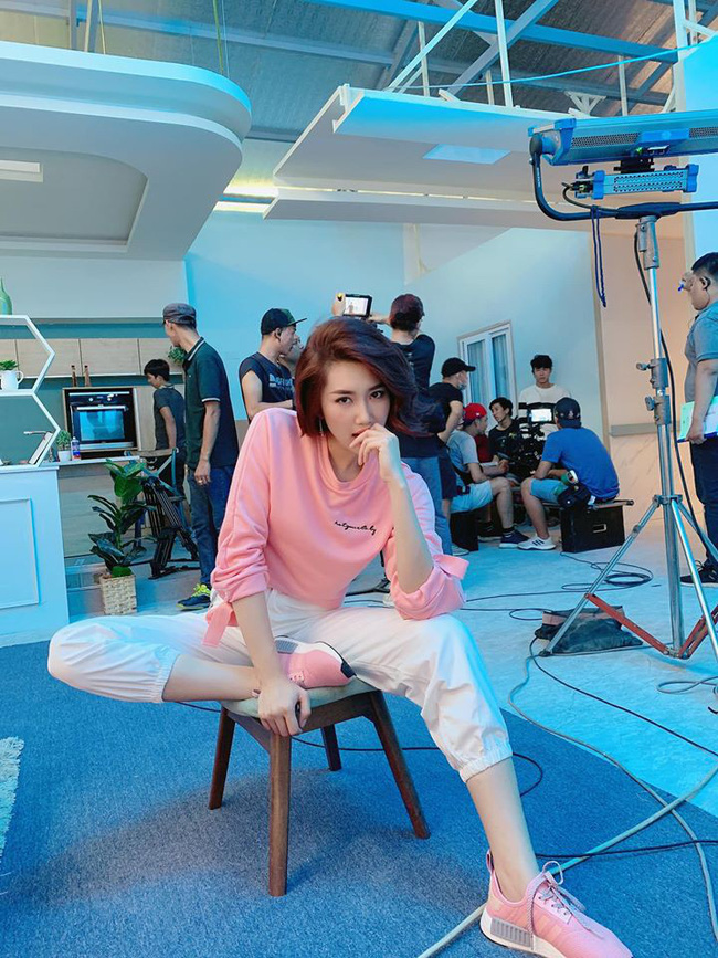 Sốc với phim y khoa Việt Nam có cảnh dàn y tá mặc váy lộ khe ngực sâu hun hút, bất ngờ nhất là nữ chính