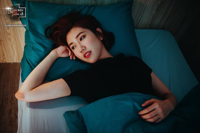 Sốc với phim y khoa Việt Nam có cảnh dàn y tá mặc váy lộ khe ngực sâu hun hút, bất ngờ nhất là nữ chính