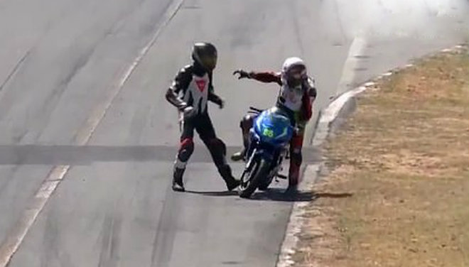 Va chạm trên đường đua, tay lái đấm đối thủ ngã lăn