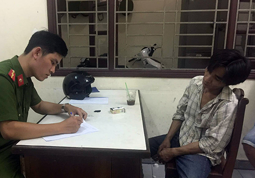 Người đàn ông ngáo đá cố thủ hai giờ trên nóc nhà cao tầng