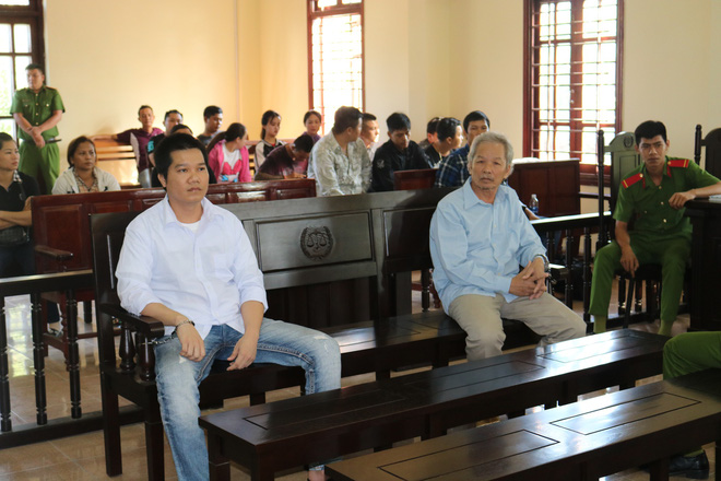 3 cha con tay ôm bình gas, tay cầm bật lửa thách thức công an khi bị khám xét nhà