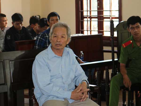 3 cha con tay ôm bình gas, tay cầm bật lửa thách thức công an khi bị khám xét nhà