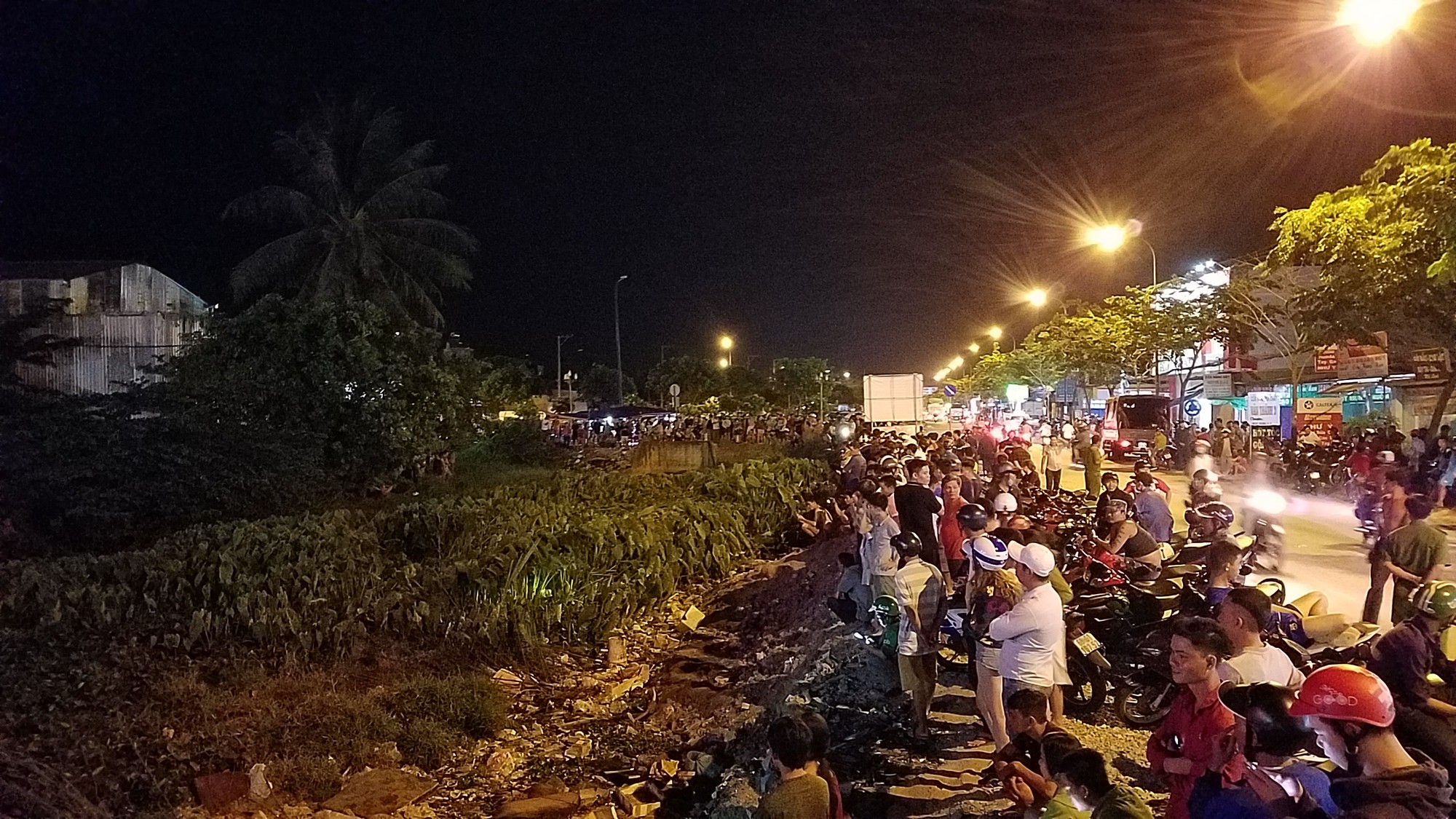 Cướp tiệm vàng ở Sài Gòn bị truy đuổi, nam thanh niên nhảy kênh mất tích