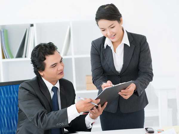 Ngày đầu tiên nhận việc, em đã bỏ chạy khi bị sếp gọi vào xe ô tô riêng và có hành động đáng ghê tởm