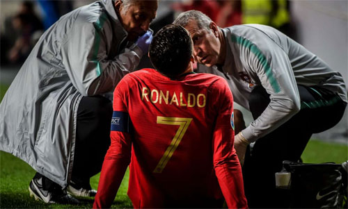 Allegri thừa nhận Ronaldo khó kịp trở lại trận gặp Ajax