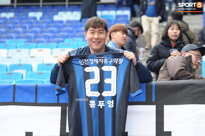 Xúc động xem hàng nghìn CĐV Incheon United hô vang tên Công Phượng