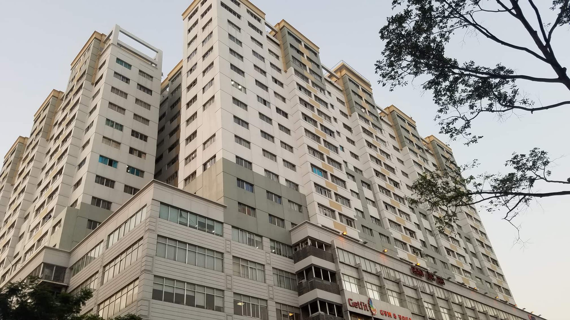 Clip người đàn ông ôm hôn, thân mật quá mức với bé gái trong thang máy ở Sài Gòn khiến cộng đồng phẫn nộ