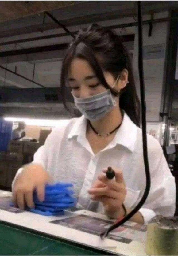 Nữ công nhân đeo khẩu trang gây sốt vì nhan sắc xinh đẹp nhưng khi tháo khẩu trang lại khiến dân tình khóc thét