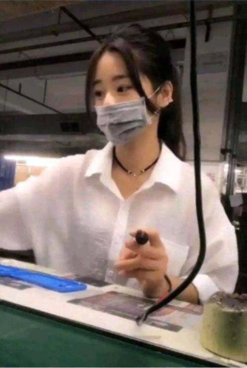 Nữ công nhân đeo khẩu trang gây sốt vì nhan sắc xinh đẹp nhưng khi tháo khẩu trang lại khiến dân tình khóc thét