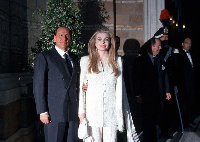 Vợ cựu Thủ tướng Ý: Thẳng tay ly hôn ngay khi chồng có dấu hiệu ngoại tình, trả lại hơn 1500 tỷ tiền trợ cấp bởi bản thân đã thừa sức nuôi con Vợ cựu Thủ tướng Ý: Thẳng tay ly hôn ngay khi chồng có dấu hiệu ngoại tình, trả lại hơn 1500 tỷ tiền trợ cấp bởi bản thân đã thừa sức nuôi con