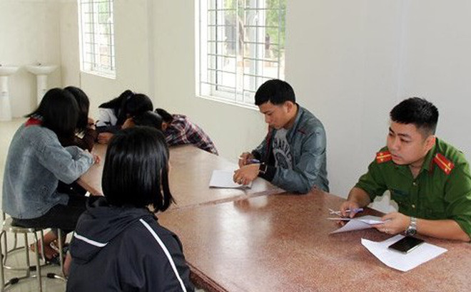 Vụ nhóm nữ sinh bắt bạn quỳ rồi đánh: Sở họp nóng, Công an lấy lời khai các nữ sinh