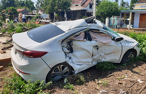 Tàu hỏa tông ôtô văng hơn chục mét ở Quảng Nam