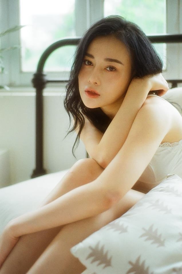 Phương Oanh Quỳnh búp bê khoe vẻ nóng bỏng ở tuổi 30