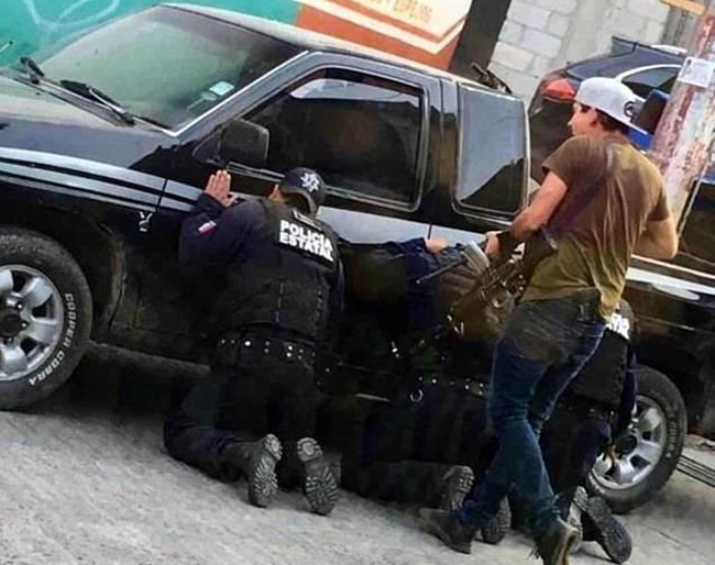 Lạnh gáy cảnh tội phạm Mexico chĩa súng vào đầu cả nhóm cảnh sát bị bắt cóc