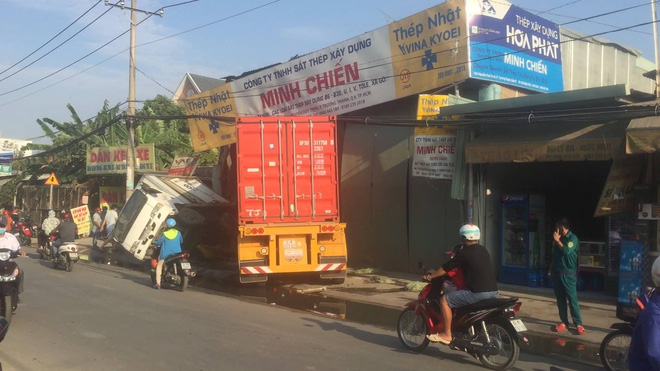 Tài xế xe container vẫn say sưa ngủ trong cabin sau khi tông sập 2 nhà dân ở Sài Gòn