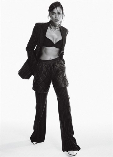 Ngắm vẻ đẹp hình thể quyến rũ của chân dài Irina Shayk ở tuổi 33