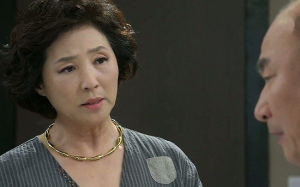 Vợ trẻ con ngày đầu làm dâu đã khiến cả nhà một phen xanh mặt