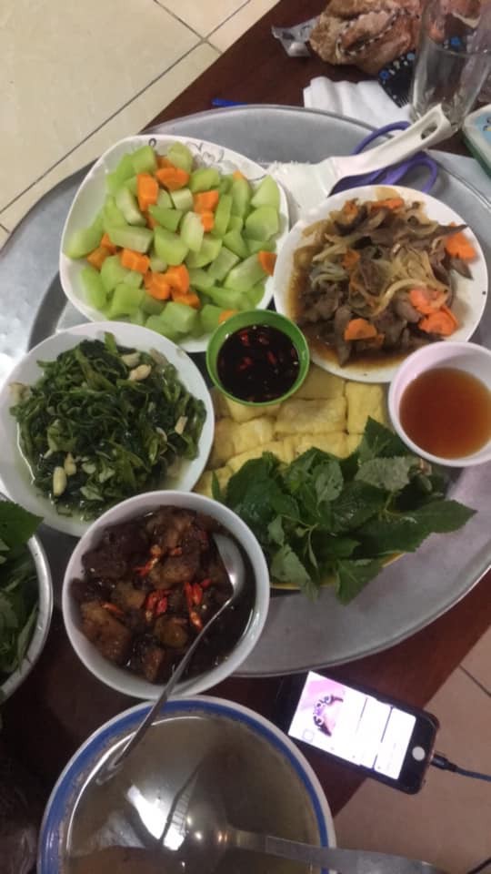 Khen em dâu đảm đang nức nở, cô nàng bị cả cộng đồng mạng phản pháo vì mâm cơm 100k