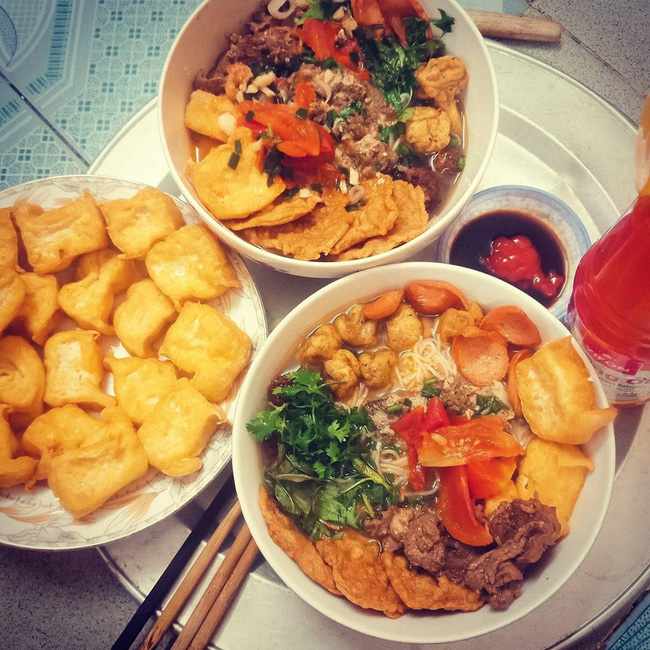 Khen em dâu đảm đang nức nở, cô nàng bị cả cộng đồng mạng phản pháo vì mâm cơm 100k