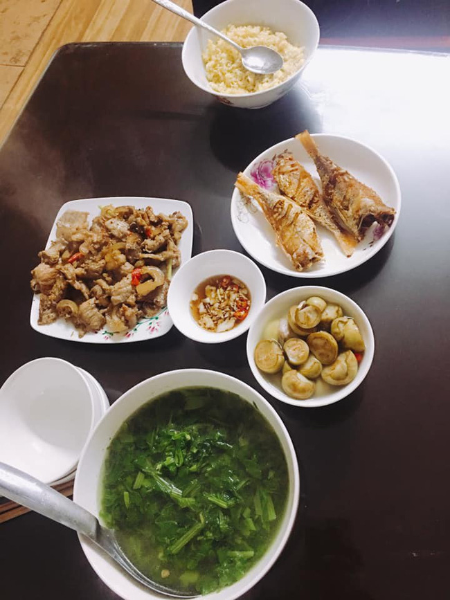 Khen em dâu đảm đang nức nở, cô nàng bị cả cộng đồng mạng phản pháo vì mâm cơm 100k