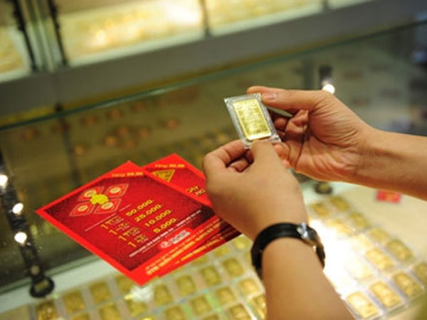 Giá vàng hôm nay 3/4: Ông lớn bán tháo, vàng tụt đáy