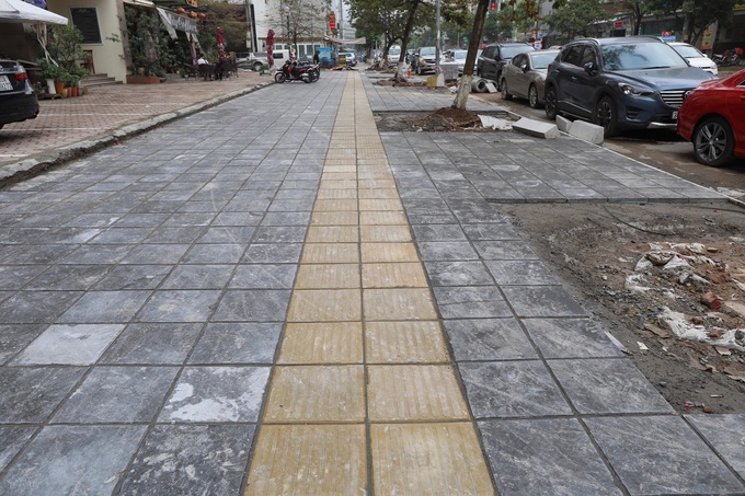 Video - Ảnh: Công nhân lát gạch mới nhiều tuyến vỉa hè ở Hà Nội