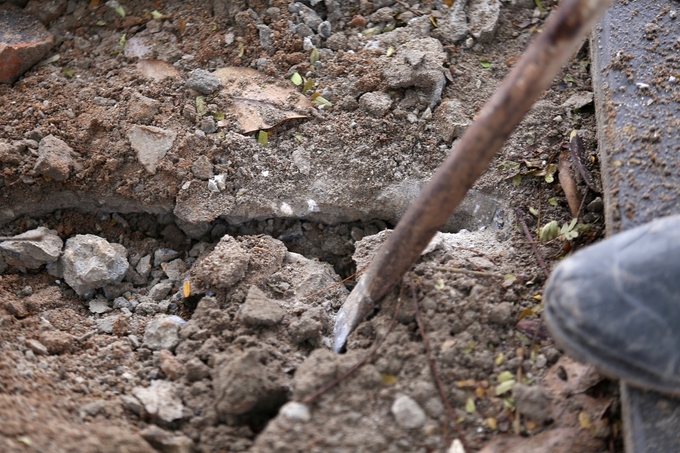 Video - Ảnh: Công nhân lát gạch mới nhiều tuyến vỉa hè ở Hà Nội