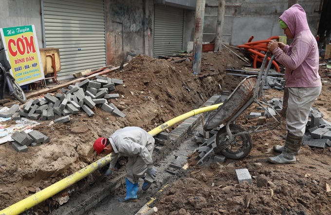 Video - Ảnh: Công nhân lát gạch mới nhiều tuyến vỉa hè ở Hà Nội